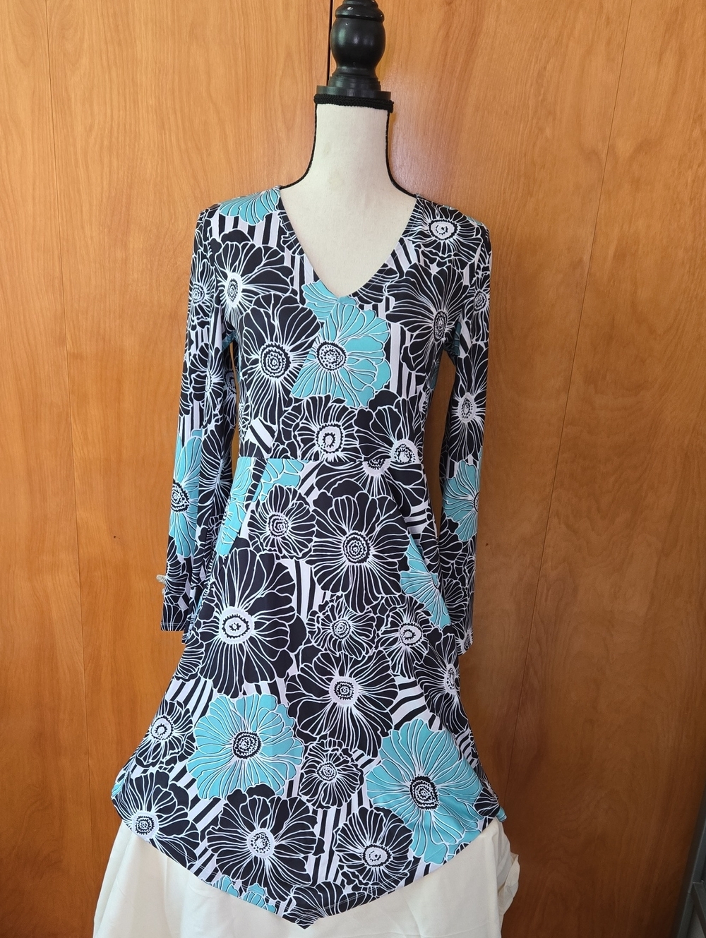 V-Neck Long Sleeve Floral Dress in Black & Teal